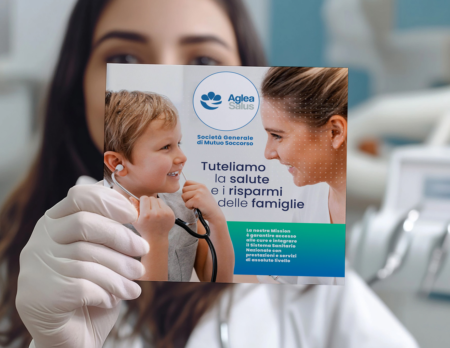 Materiale promozionale sanitario Aglea Salus con brochure aziendale in contesto medicale